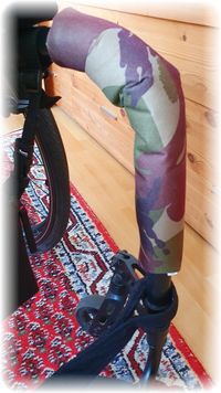 Foto eines Rollstuhls mit extra für Rollis angefertigenm Rahmenschonern in Camouflage. Foto 2 von 2. Detailaufnahme.