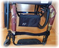 Foto eines Rollstuhls mit extra für Rollis angefertigenm Rahmenschonern in Camouflage. Foto 1 von 2
